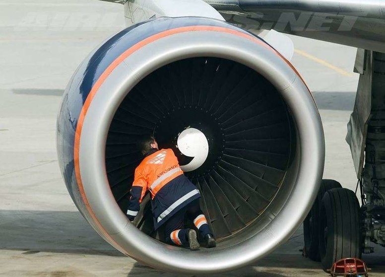 El mecánico se encarga del mantenimiento y reparación de aeronaves.