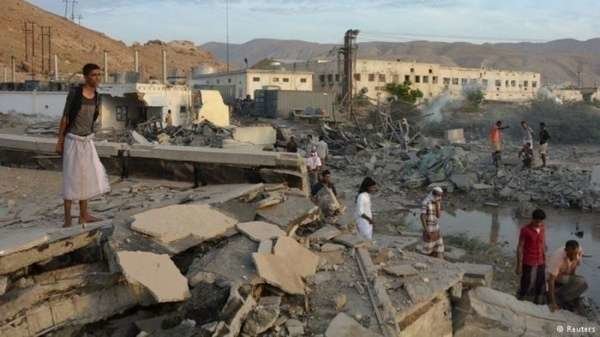 En la foto de Reuters una ciudad de Yemen después de un ataque.