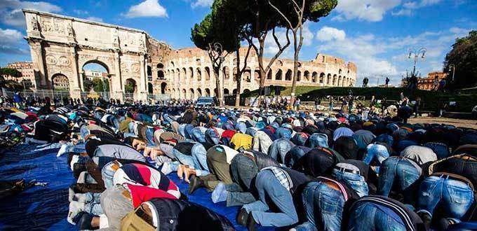 Un momento de la oración ante el Coliseo en Roma.