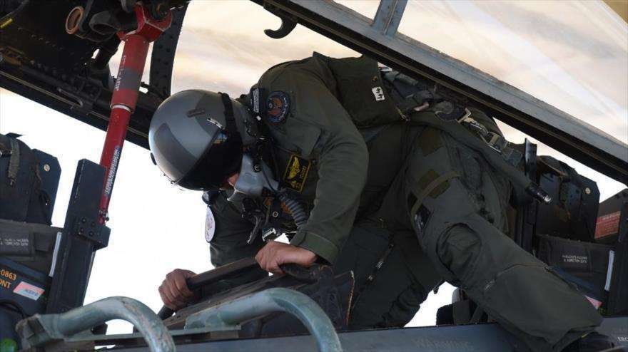 Un piloto saudí sube a bordo de un avión militar.