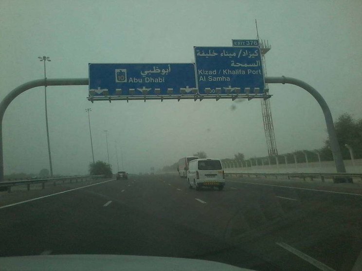 Niebla en la E-11 autopista que une los emiratos de Dubai y Abu Dhabi (EL CORREO).