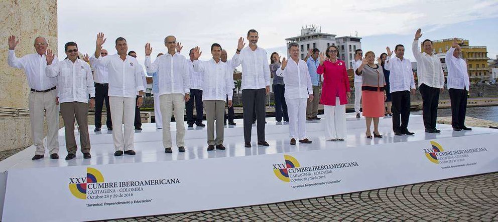 Jefes de Estado y de Gobierno posan en la XXV Cumbre Iberoamericana para la foto de familia. 