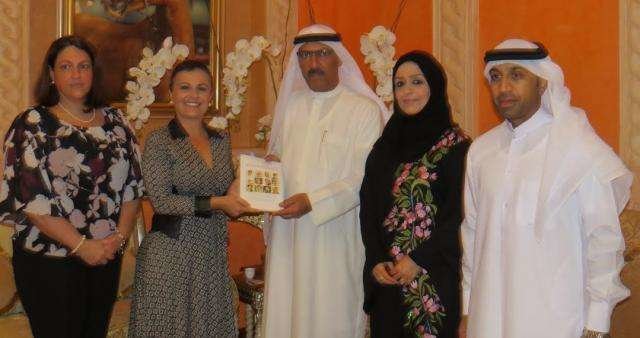 La delegación salvadoreña junto a representantes de la Fundación Zayed en Dubai.