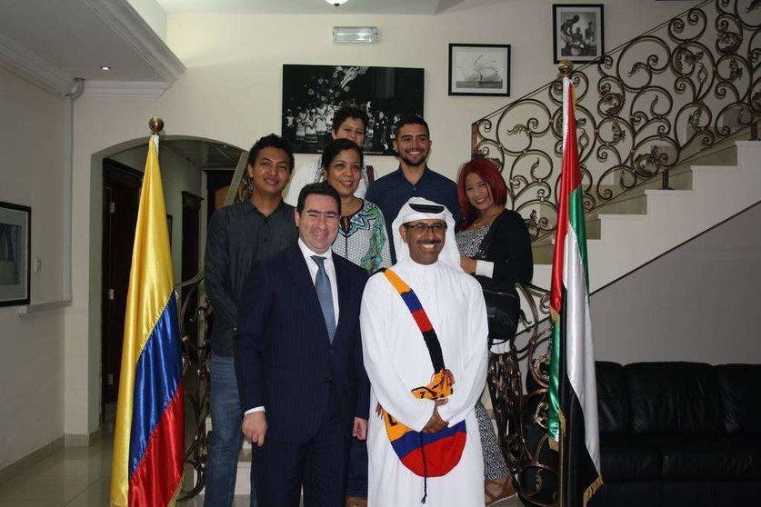 Los estudiantes, con el embajador de Colombia y el fundador del instituto Art Hub de Abu Dhabi. (Cedida)