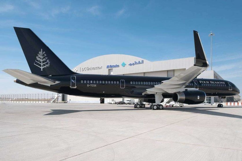 El avión de lujo de lujo de Four Seasons en el aeropuerto de Dubai DWC.