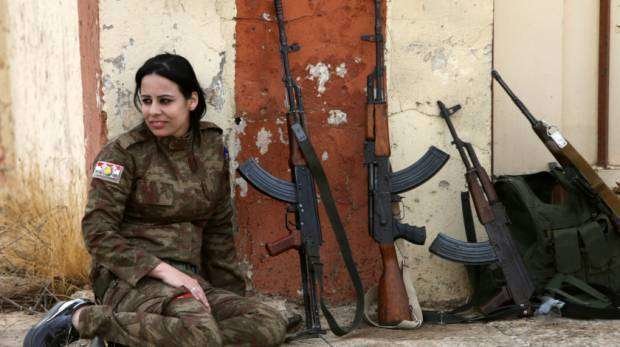 Una mujer yaizidí de la fuerza kurda.
