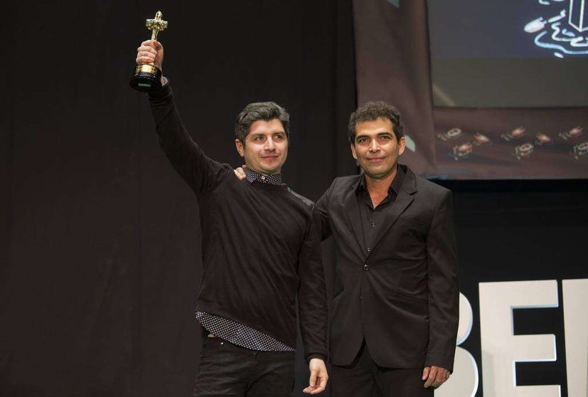 Simón Hernández, director de 'Pizarro', levanta el Colón de Oro en presencia de Vladimir Cruz durante la gala de clausura del Festival de Cine Iberoamericano. (Cedida)