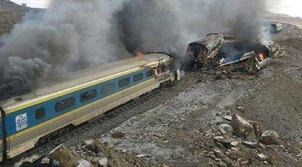 La foto de la agencia EFE muestra el espectacular choque de los dos trenes.