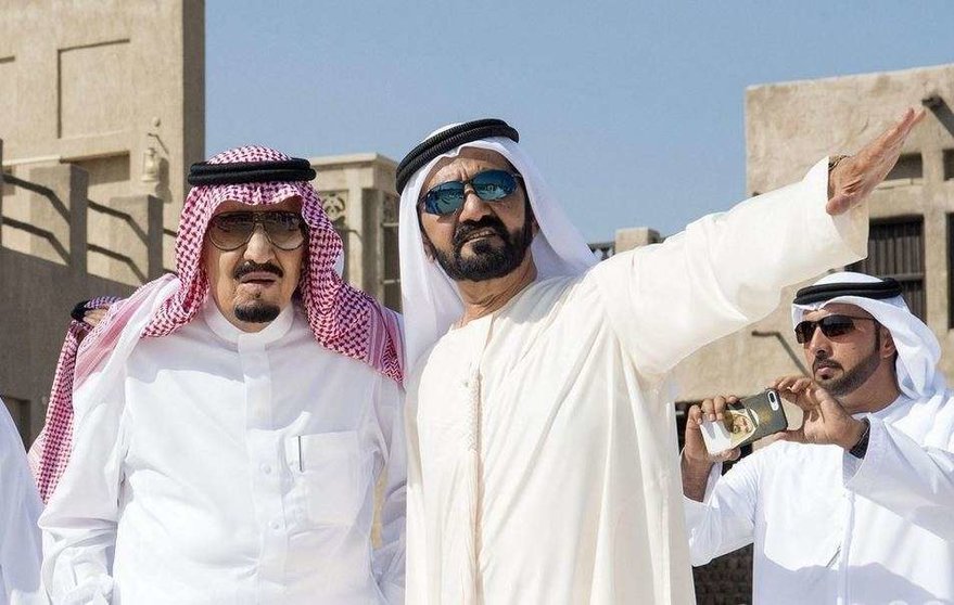 El rey saudí junto al gobernador de Dubai durante su visita al emirato.