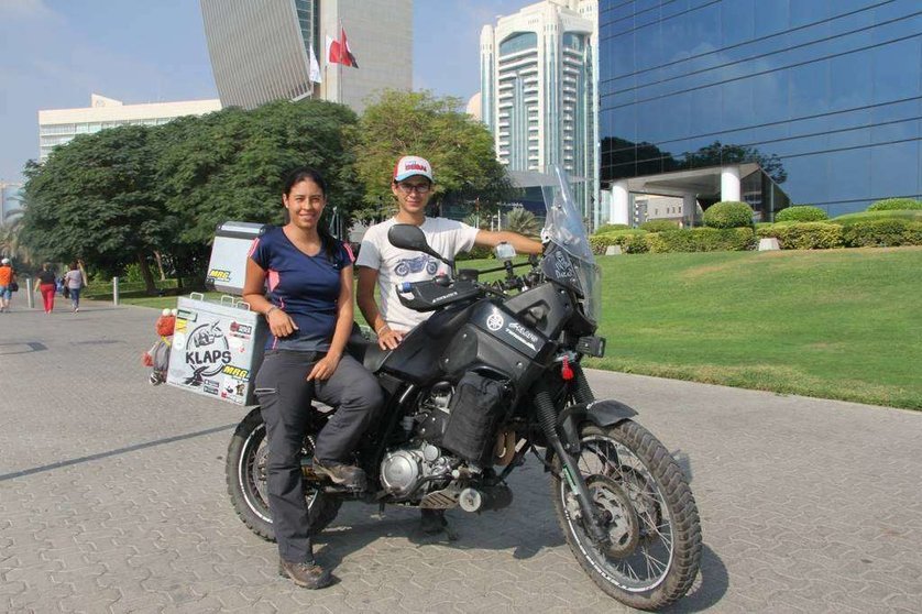 Katherine Bermúdez y Jorge Osorio junto a su moto en el Creek de Dubai. (E.C.)