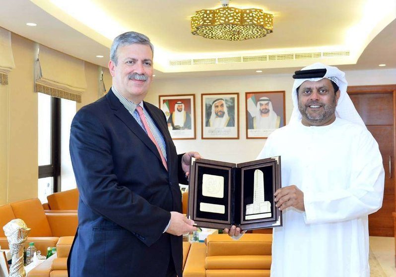 Francisco González Díaz, durante su encuentro con el presidente de la Cámara de Comercio e Industria de Abu Dhabi, Mohamed Thani Murshed Al Rumaithi. (Manaf K. Abbas)
