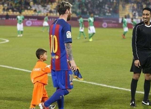 Messi salió al campo de la mano del niño refugiado afgano.