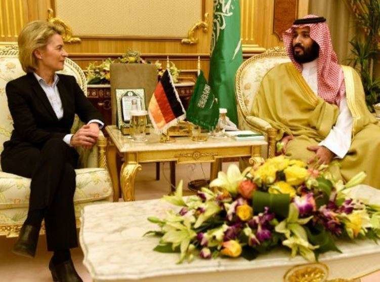 La ministra de defensa alemana junto al príncipe heredero y ministro de defensa saudí.