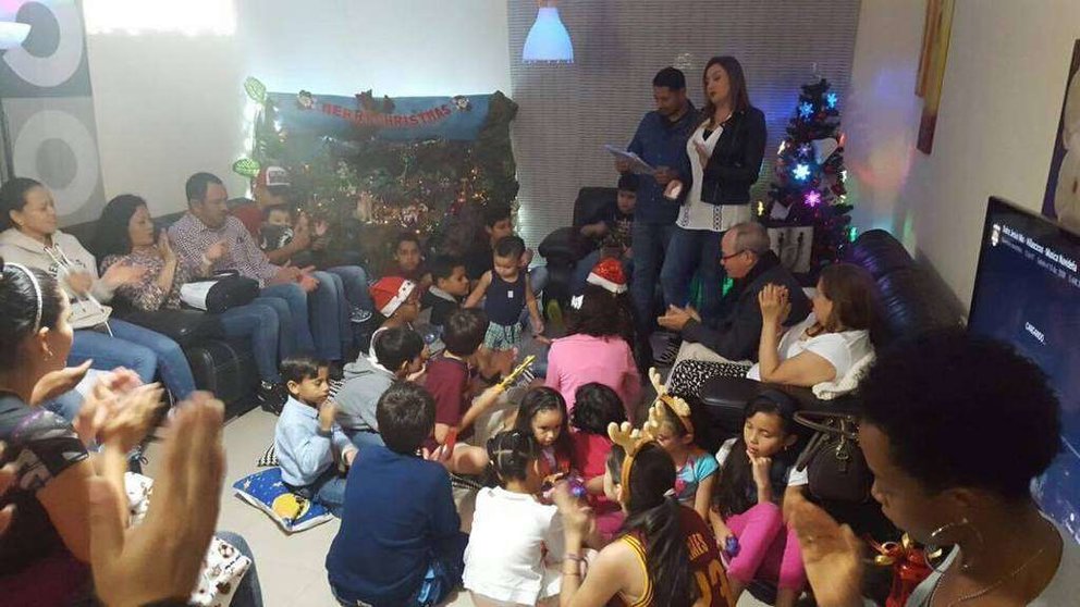 Novena de Aguinaldos en la casa en Abu Dhabi de la familia Antúnez Espinosa.