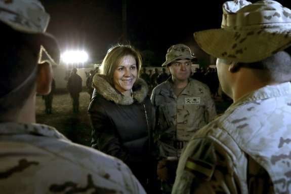 La ministra española de Defensa en la base de su país en Irak.
