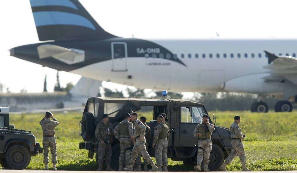 Fuerzas de seguridad desplegadas ante el avión secuestrado.