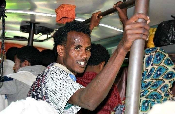 Un viajero fija su mirada en el periodista Rafael González García de Cosío durante un complicado viaje en autobús por el interior de Etiopía. (Rafael González García de Cosío)