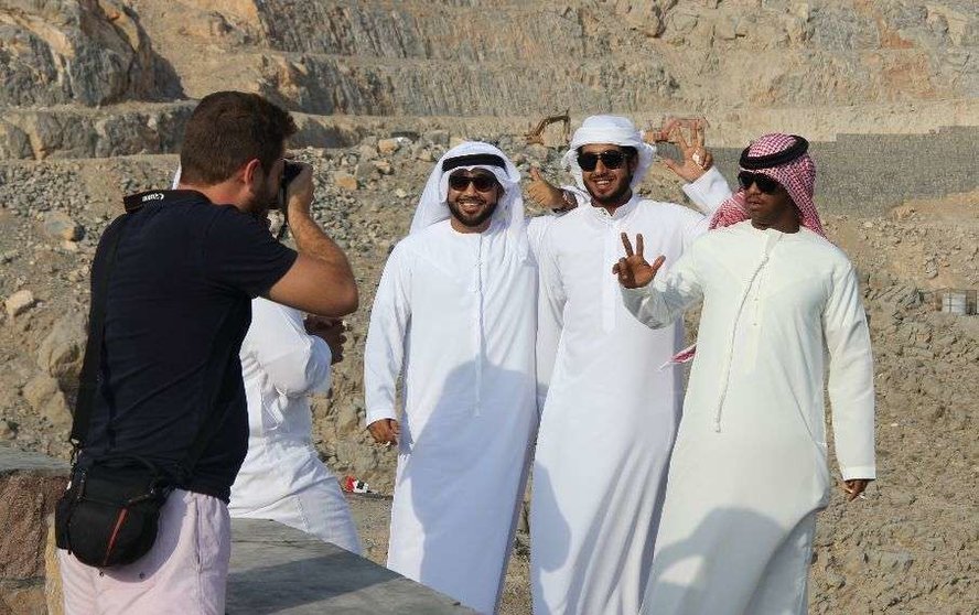 Un grupo de emiratíes es fotografiado en la montaña de Jebel Jais durante una jornada festiva. (EL CORREO)