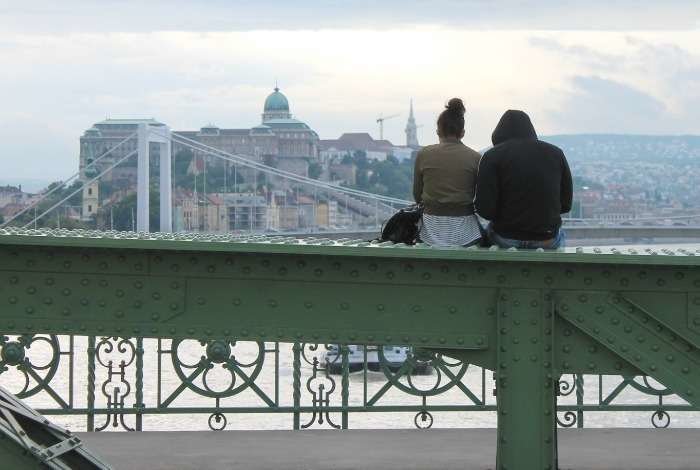 Descansando sobre el puente de Las Cadenas de Budapest. (EL CORREO)