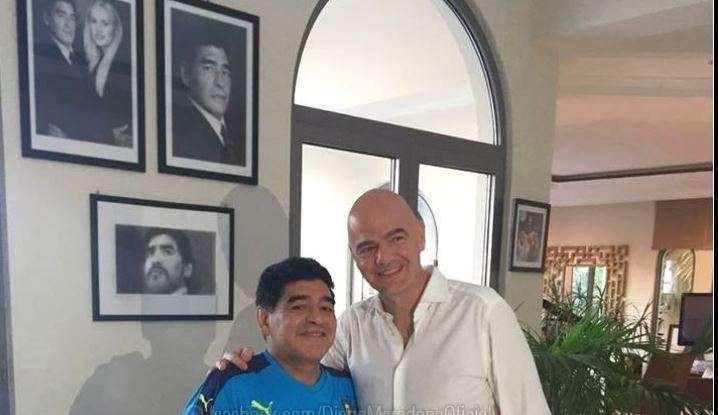 Maradona con el presidente de la FIFA.