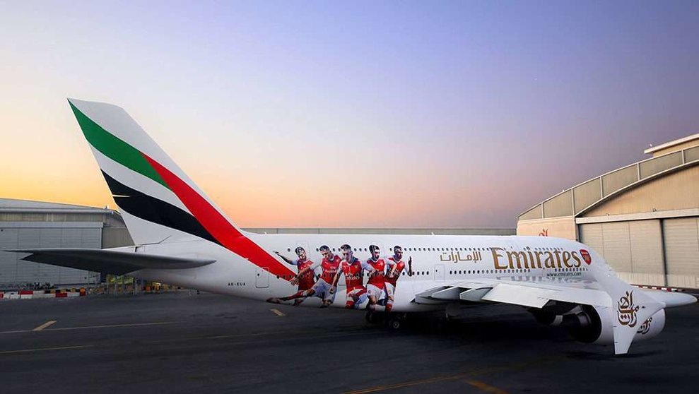 El A380 de Emirates Airline decorado con las figuras del Ársenal.