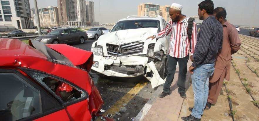 Dos vehículos accidentados en la carretera Maliha en Sharjah.