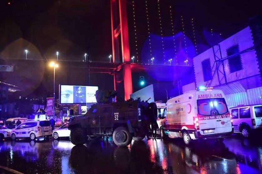 Los equipos seguridad y emergencias, en el lugar del atentado en Turquía.