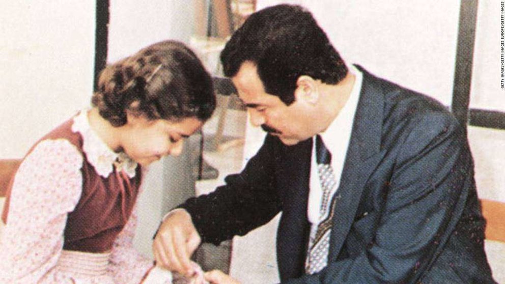 Raghad Saddam Hussein, junto a su padre, (CNN)