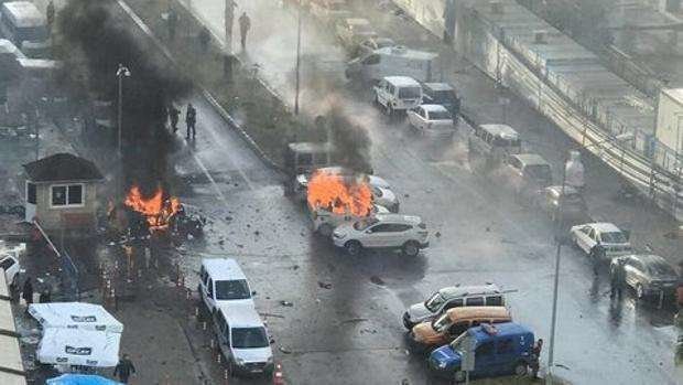 Una imagen del atentado en la ciudad turca de Esmirna.