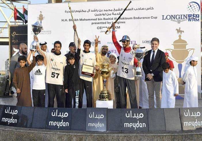 Foto de familia de los ganadores de la Copa Endurance junto al jeque Mohammed.