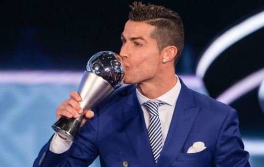 Cristiano Ronaldo besa el trofeo de la FIFA al mejor futbolista del año.