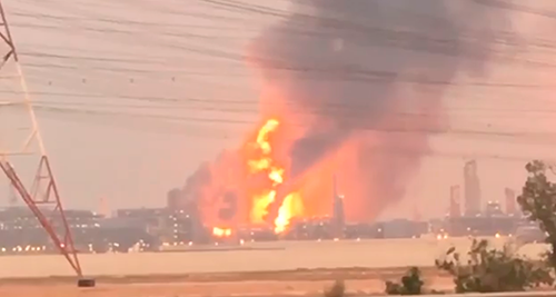 Las llamas envuelven la refinería Takreer Ruwais en Abu Dhabi.