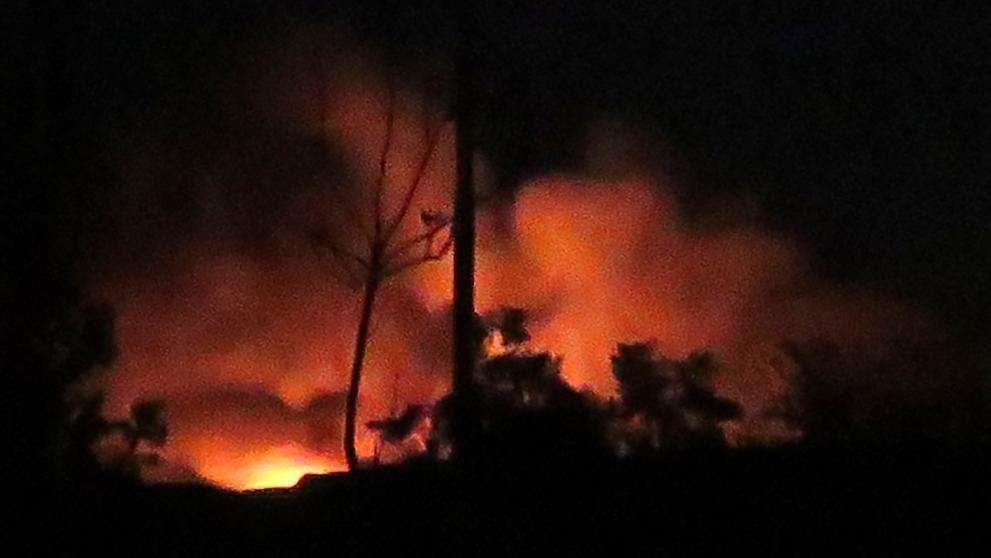 Vista general del incendio en el aeropuerto sirio de Mezze.