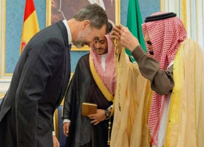 El Rey saudí condecora a Felipe VI en el palacio de Riad.