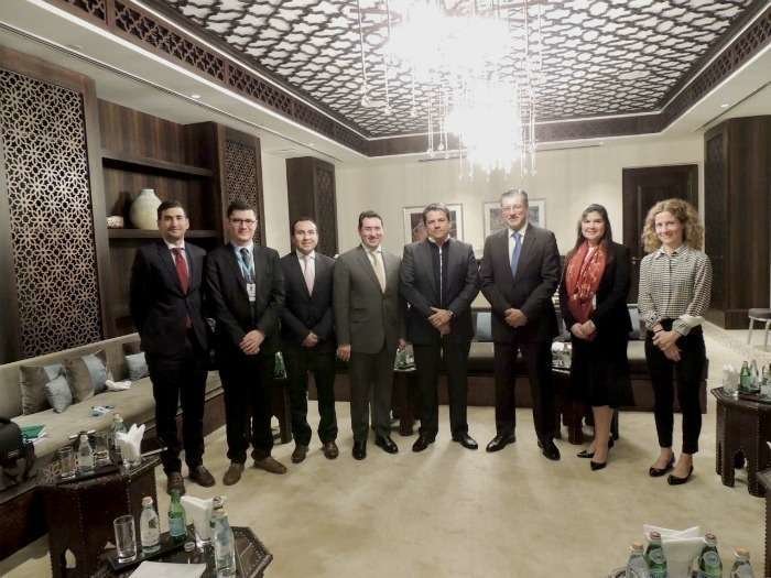 Foto de familia de la delegación colombiana con el director general de IRENA y otros responsables de la agencia. (Embajada de Colombia en EAU)