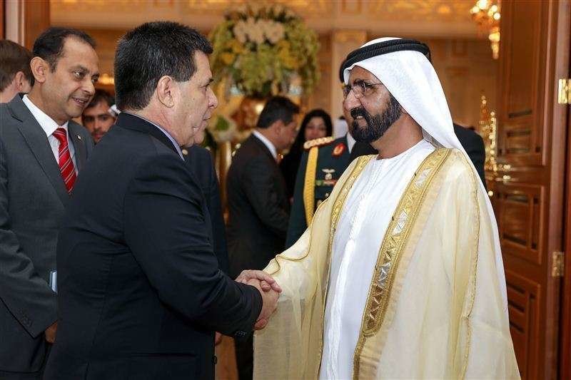 El presidente de Paraguay saluda al gobernador de Dubai.