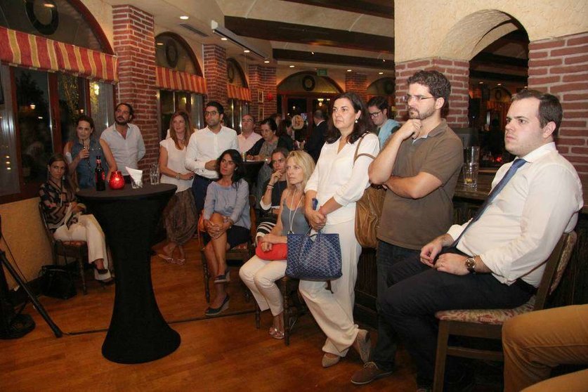 Asistentes al acto organizado por 'Encuentro de Españoles' en el Seville's. (EL CORREO)