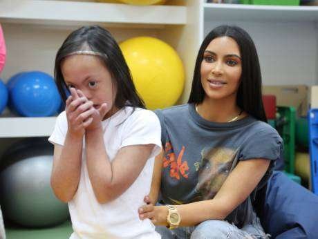 Kim Kardashian y una niña del Centro Rashid.