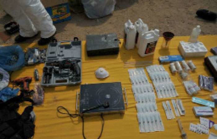 Productos confiscados por la policía saudí a los presuntos terroristas.
