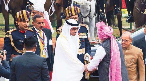Sheikh Mohammed saluda al primer ministro de India, Narendra Modi, al inicio del desfile del Día de la República en Nueva Delhi. (WAM)