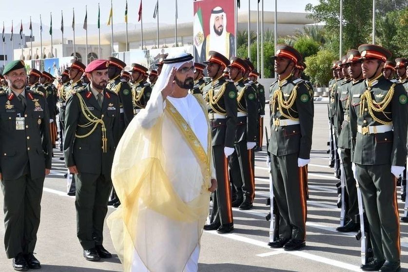 El gobernador de Dubai durante la graduación de los cadetes.