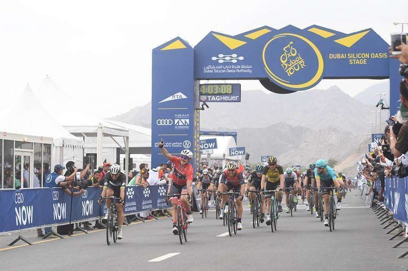Jonh Degenkolb levanta el brazo tras ganar la tercera etapa del Tour de Dubai. (Tour Dubai Facebook)