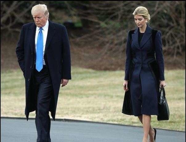 Trump junto a su hija Ivanka a su llegada a Delaware.