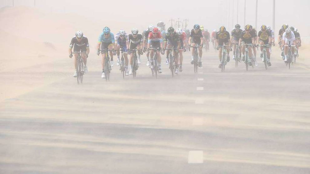 El pelotón avanza en una nube de polvo durante la tercera etapa del Tour de Dubai. (Dubai Tour)