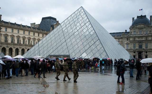 Turistas y soldados junto al Museo del Louvre en París. 