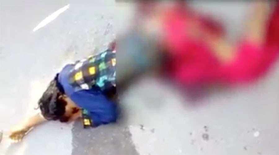 Captura del vídeo del joven atropellado en India publicado en Internet. (Facebook)