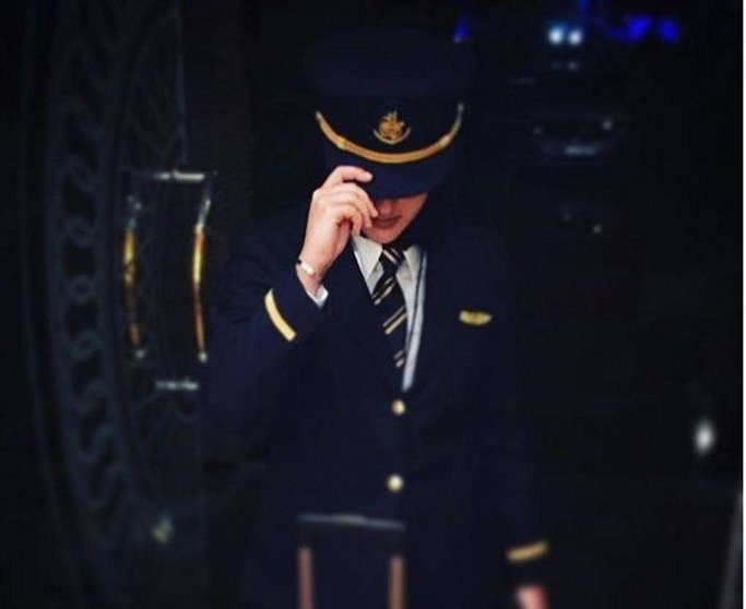 La jequesa Moza Al Maktoum con su uniforme de piloto.