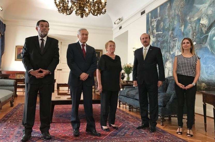 La presidenta de Chile en el centro de la imagen, a su derecha el embajador de EAU en Santiago.