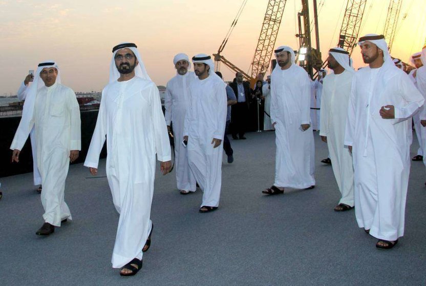 En la foto de EL CORREO una imagen del jeque Mohammed durante un acto en Dubai.     