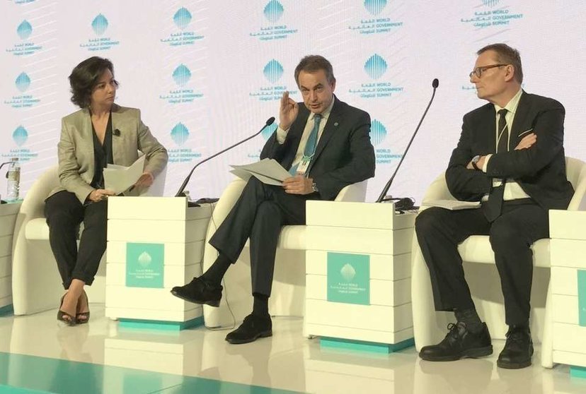 Rodríguez Zapatero -en el centro-, durante su participación en la Cumbre Mundial del Gobierno 2017 en Dubai. (Cedida)
